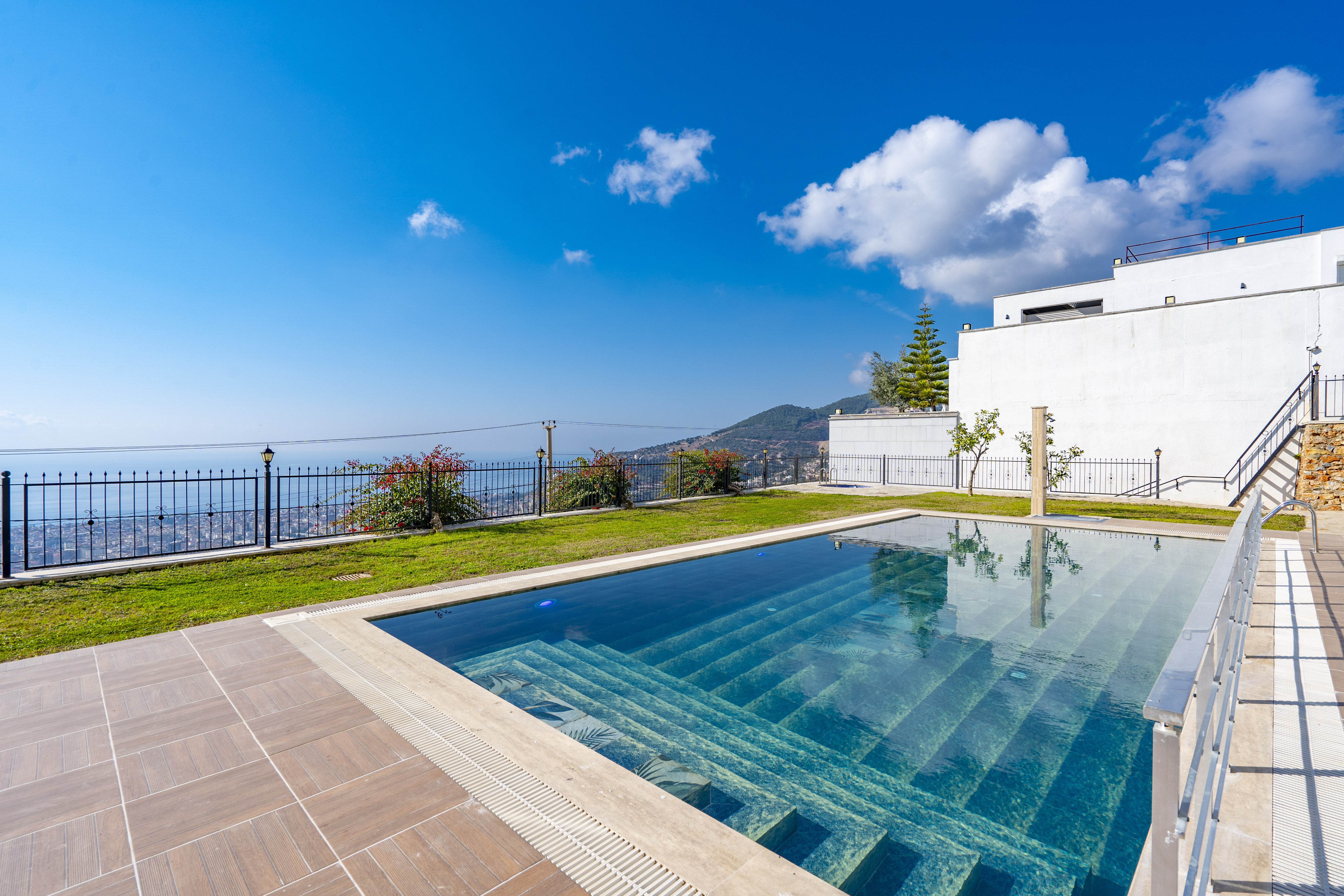 Luxury Sea-View Villa in Alanya Slide Image 4