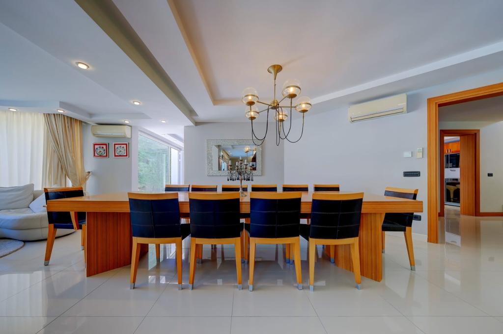 Spacious Luxury Villa in Beykoz Slide Image 17