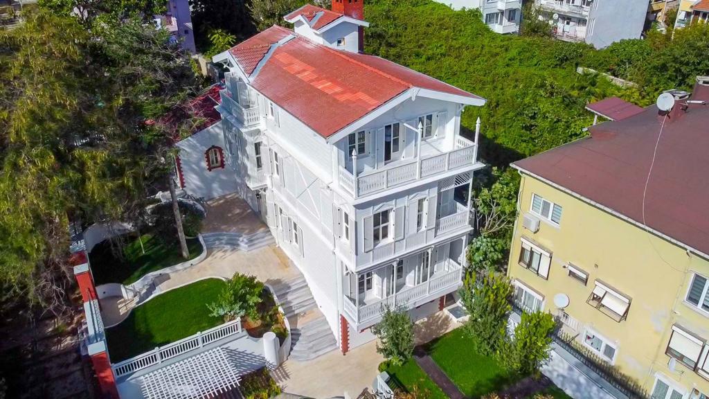 Luxury 4-Storey House in Istanbul Slide Image 3