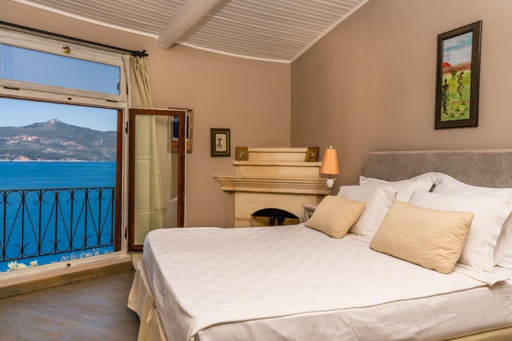 Furnished Luxury Sea-View Villa Slide Image 14