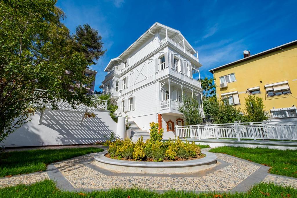 Luxury 4-Storey House in Istanbul Slide Image 6