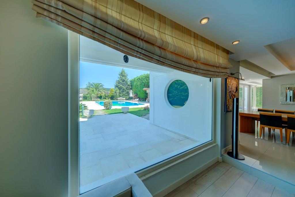 Spacious Luxury Villa in Beykoz Slide Image 14