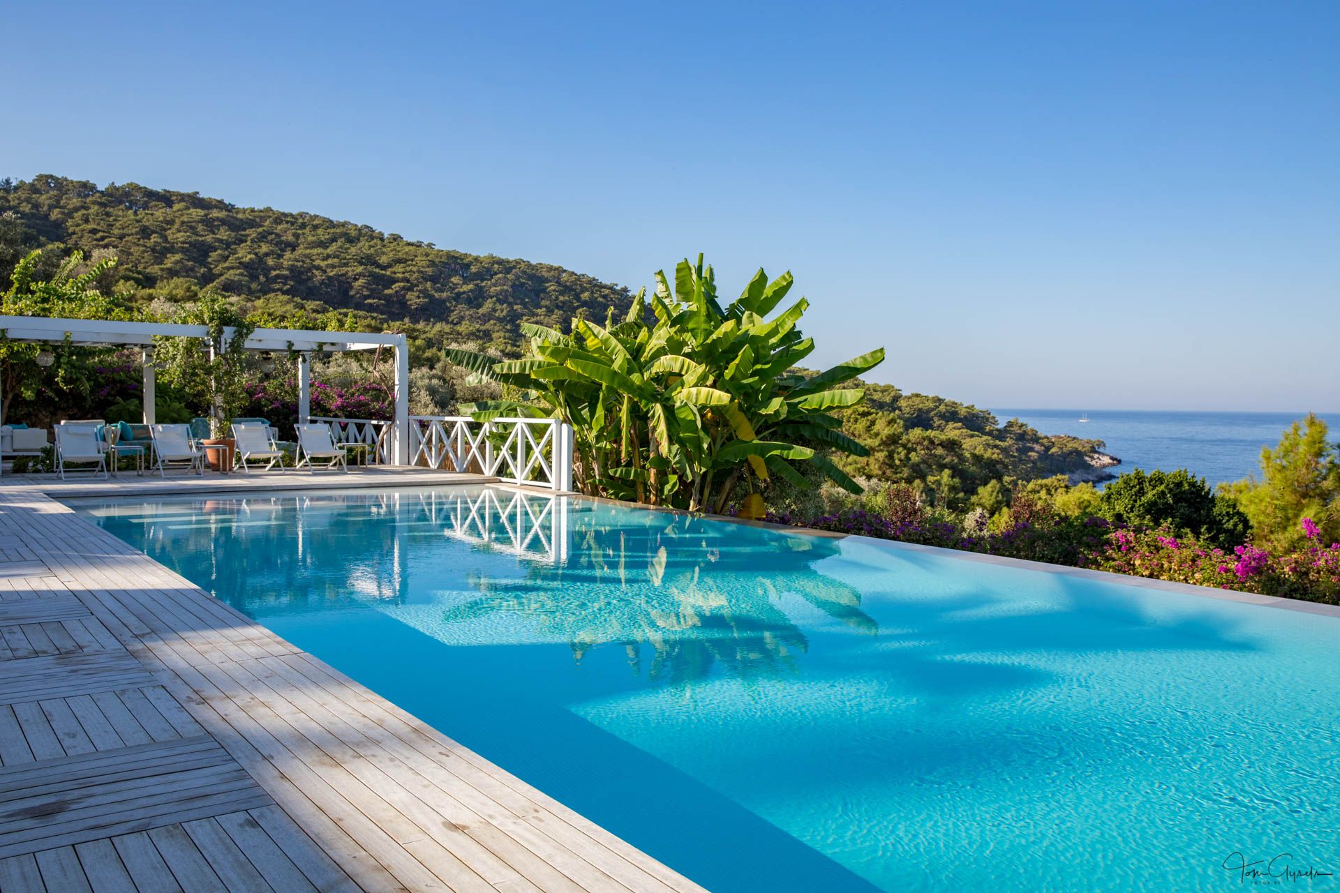 Secluded Villa with Stunning Sea-Views Slide Image 8