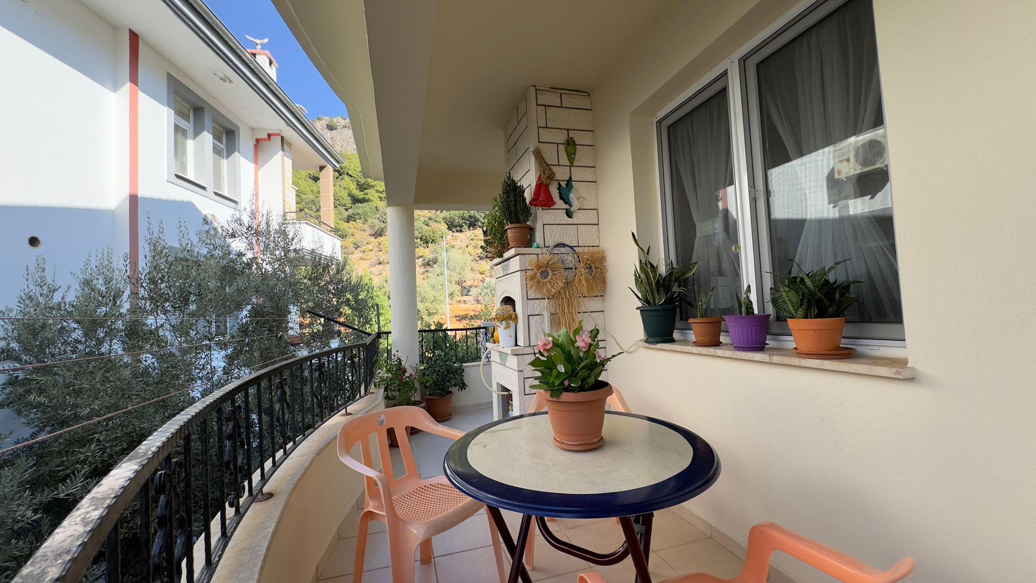 Spacious Ground Floor Apartment Slide Image 18