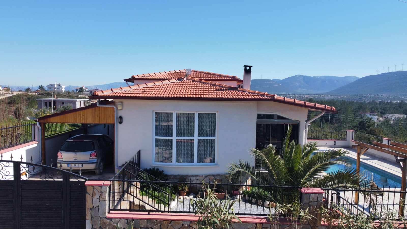 Large Mountain-View Bungalow Slide Image 4