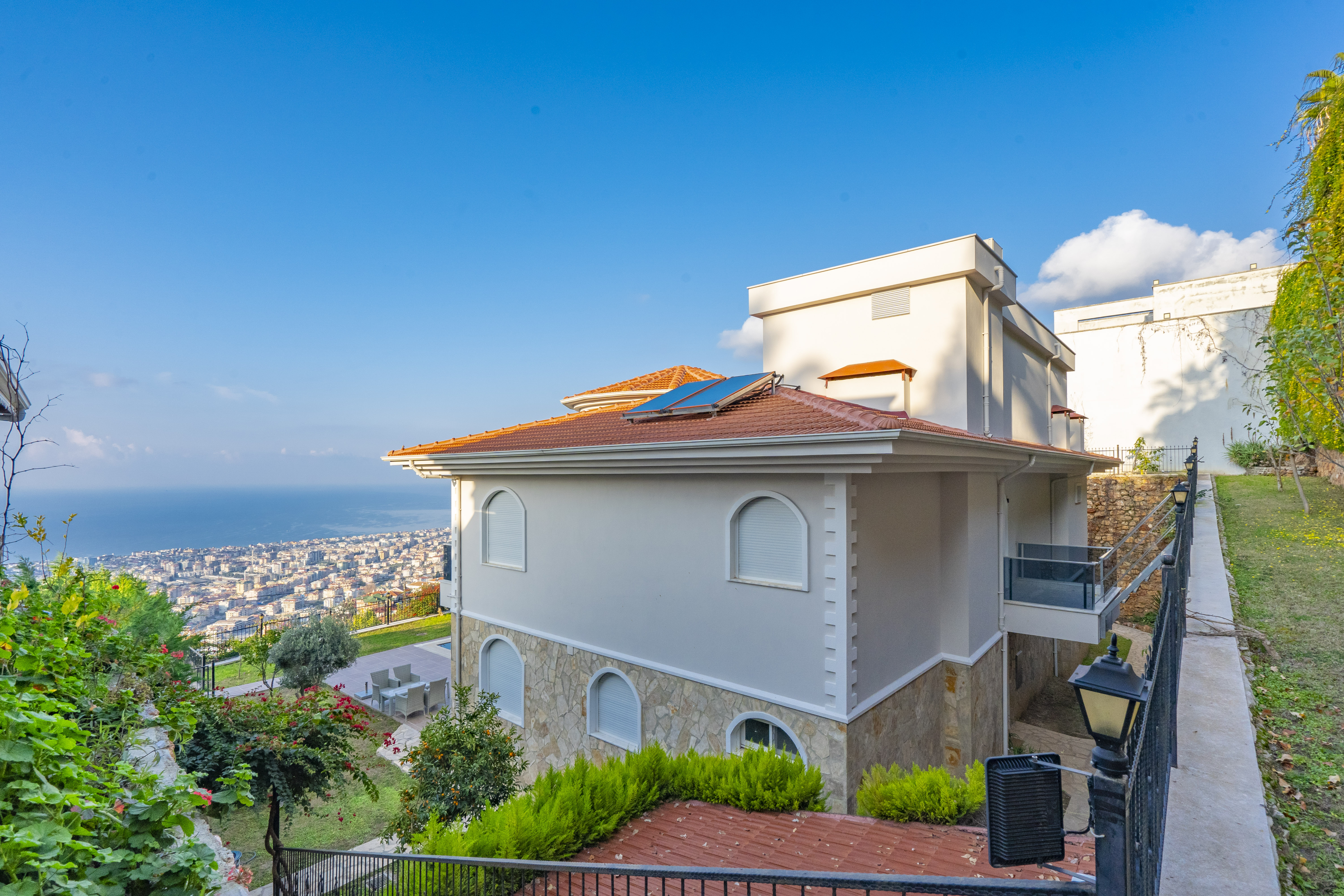 Luxury Sea-View Villa in Alanya Slide Image 7