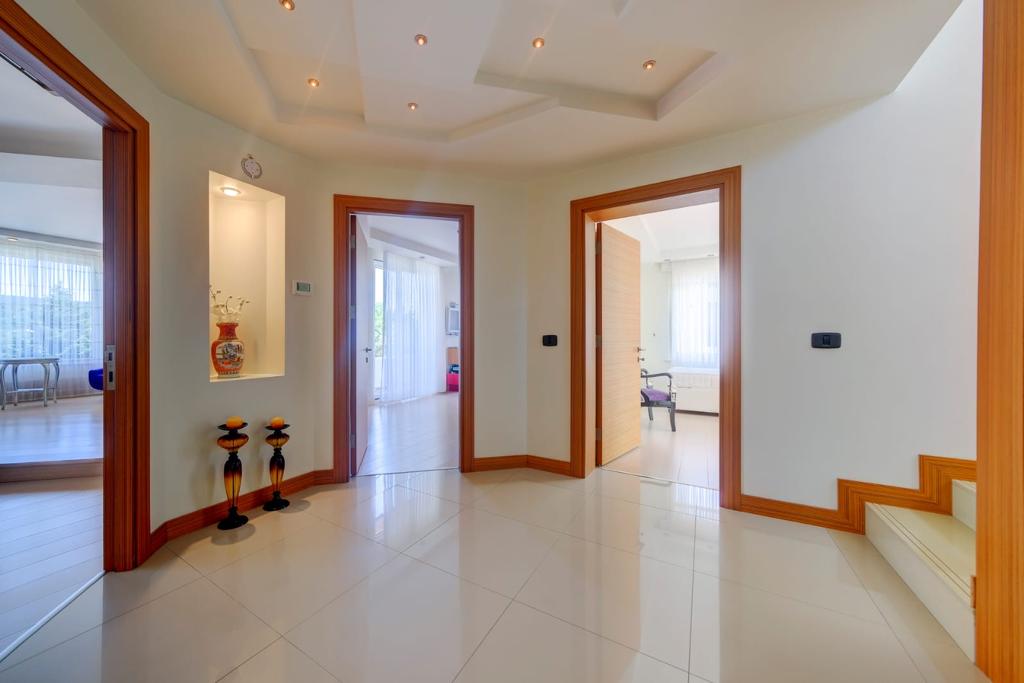 Spacious Luxury Villa in Beykoz Slide Image 33