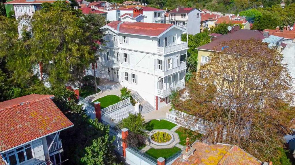 Luxury 4-Storey House in Istanbul Slide Image 1