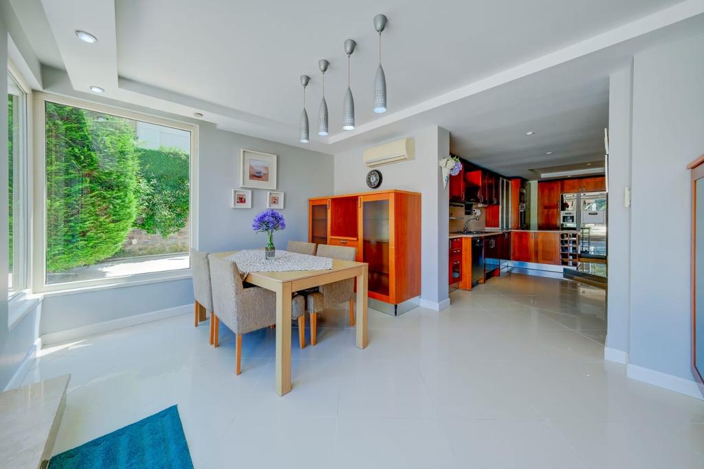 Spacious Luxury Villa in Beykoz Slide Image 23