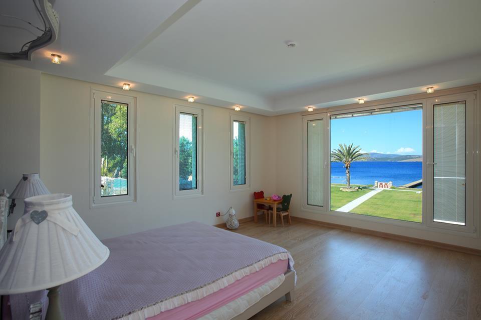 Private Sea Front Property Slide Image 33