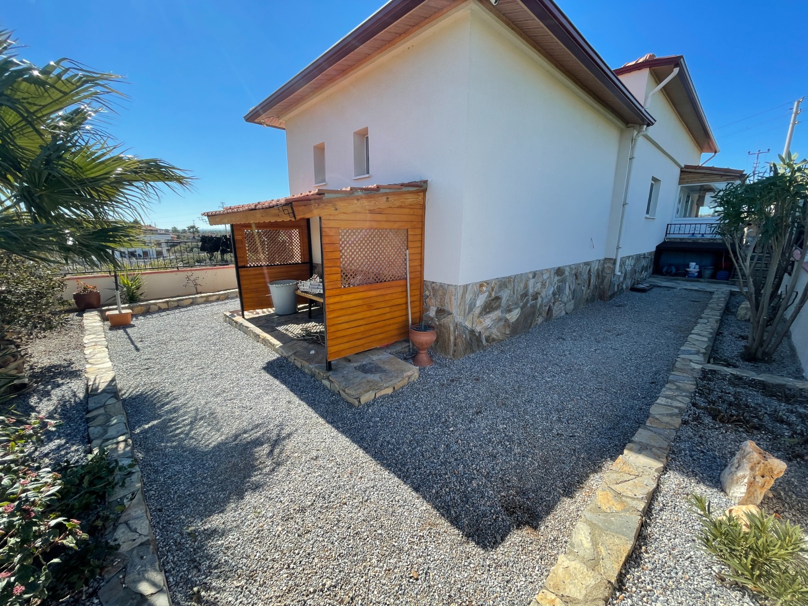 Large Mountain-View Bungalow Slide Image 6