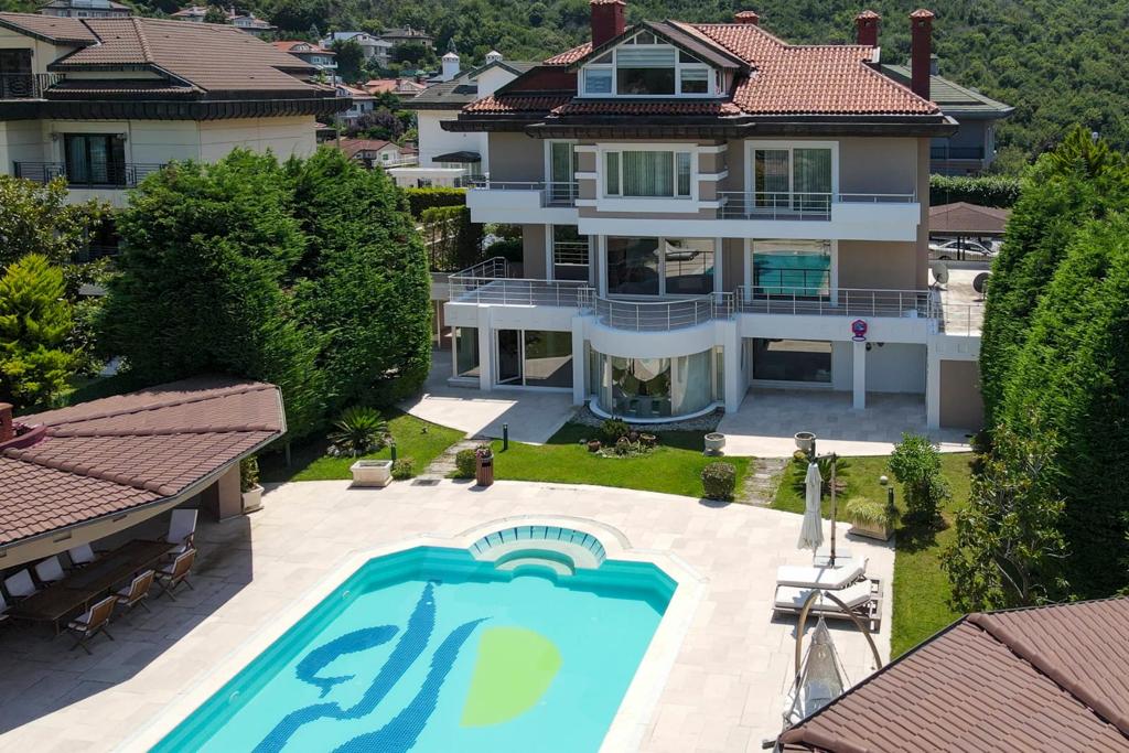 Spacious Luxury Villa in Beykoz Slide Image 2