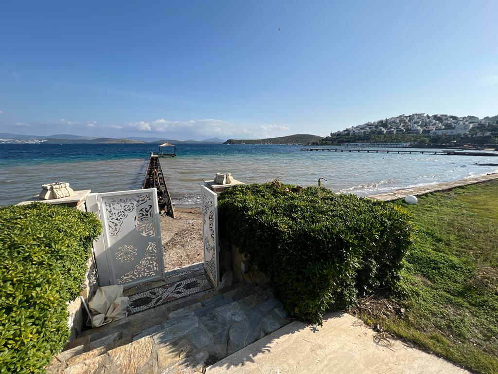 Private Sea Front Property Slide Image 10